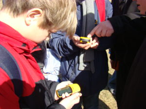 Bild von GPS Geräten in Händen von Kindern