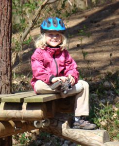 kleines Mädchen macht Pause im Kletterwald BinzProra