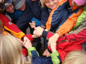 Kinder bei erlebnispädagogischen Spielen im Kletterwald BinzProra