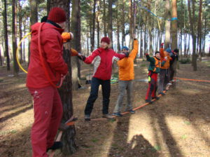 Trainerteam bei Teamübung im Wald