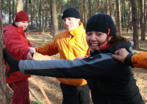 Trainerteam bei Teamübung im Wald