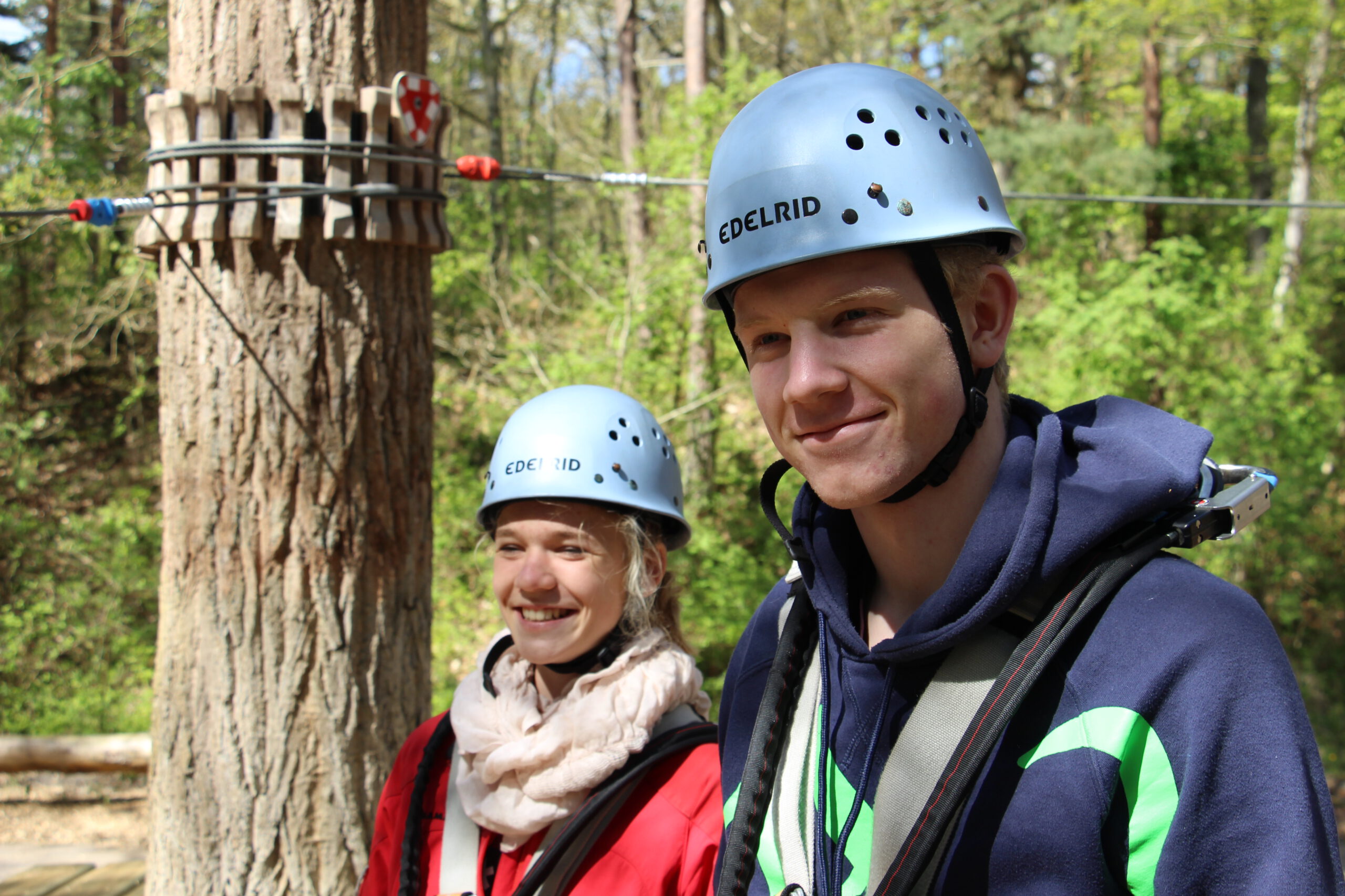 Jugendliche in der Einweisung im Kletterwald BinzProra