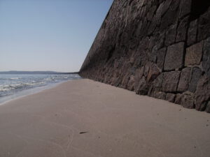 Kaimauer in Prora bei Sonne