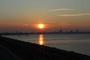 Sonnenuntergang vor der Kulisse Stralsund