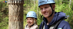 Tim und Mara in der Einweisung im Kletterwald BinzProra