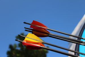 Pfeilenden vor blauem Himmel im Bogensport